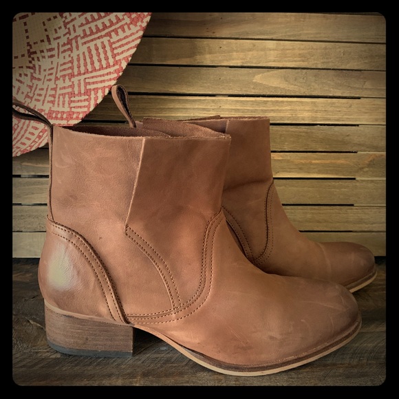 Urban Outfitter EC Side Overlap Boot 💕 - Picture 1 of 8